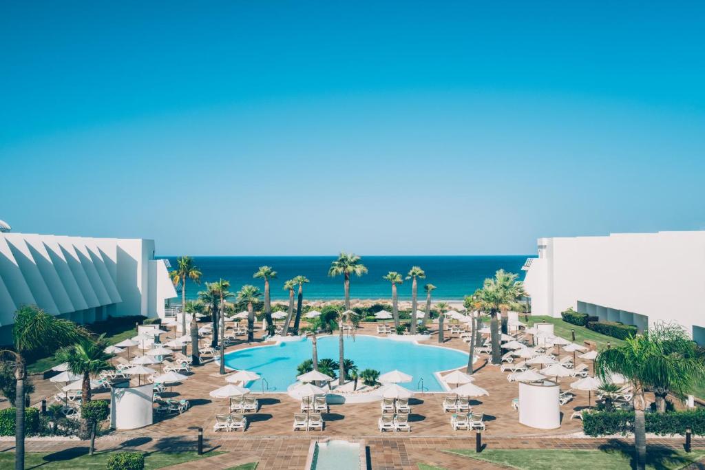 vista exterior del hotel novo sancti petri en la costa de la luz