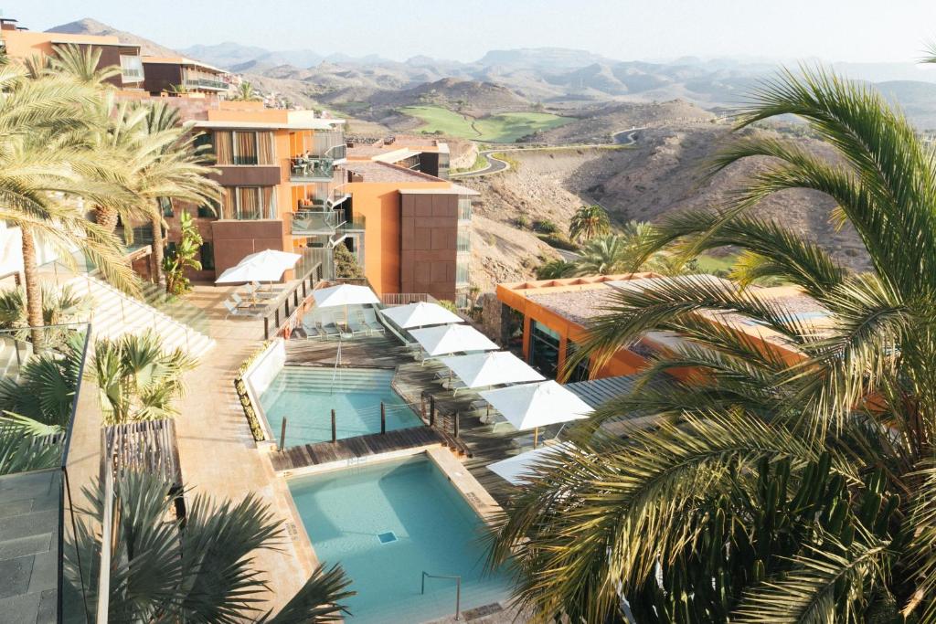 Foto del e xterior y la piscina de Salobre Hotel Resort & Serenity en Gran Canaria