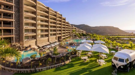Fasad och pool vid Anfi Emerald Apartments i Anfi Tauro.